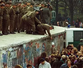 A picture of the Berlin wall during the cold war